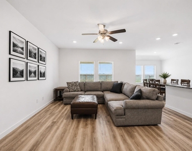 9522 Wall Street - Photo Thumbnail 4