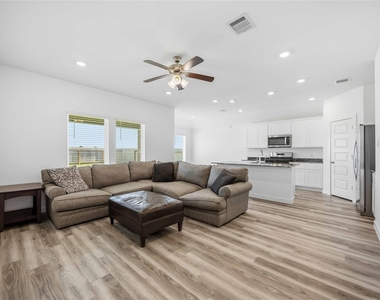 9522 Wall Street - Photo Thumbnail 5