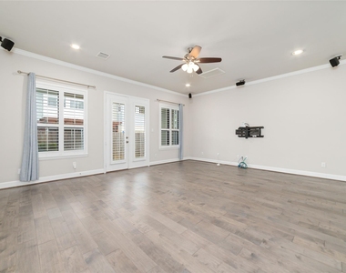 5020 Dickson Street - Photo Thumbnail 10