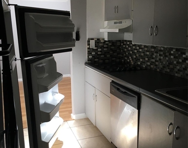 404 Hawthorne Street - Photo Thumbnail 7