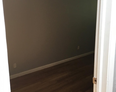 404 Hawthorne Street - Photo Thumbnail 9