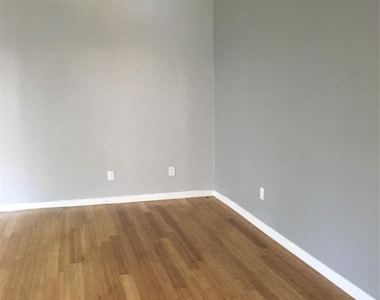 404 Hawthorne Street - Photo Thumbnail 3