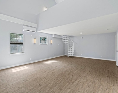 204 E Houston Street - Photo Thumbnail 1