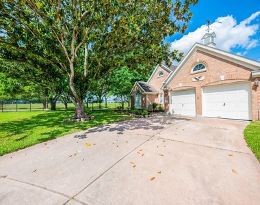 703 Acacia Place - Photo Thumbnail 2