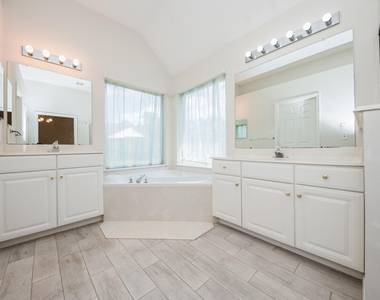 703 Acacia Place - Photo Thumbnail 10