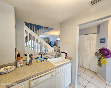 342 Seaport Boulevard - Photo Thumbnail 2