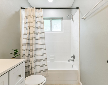 207 Woodvale Drive - Photo Thumbnail 22