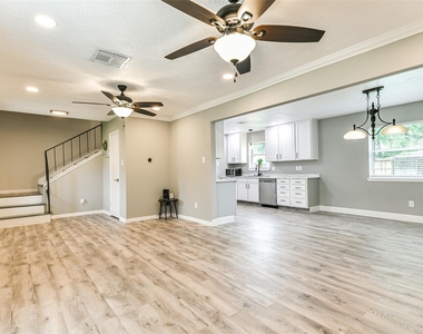 207 Woodvale Drive - Photo Thumbnail 8