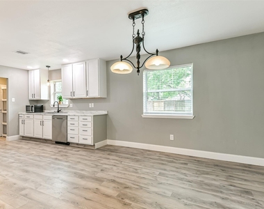 207 Woodvale Drive - Photo Thumbnail 9