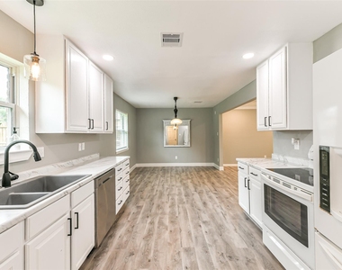 207 Woodvale Drive - Photo Thumbnail 15