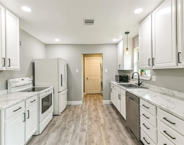 207 Woodvale Drive - Photo Thumbnail 12