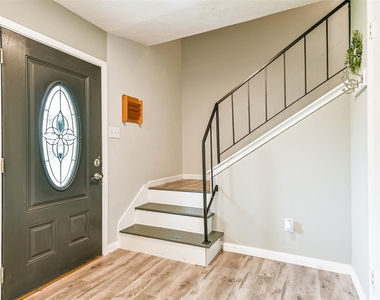 207 Woodvale Drive - Photo Thumbnail 5