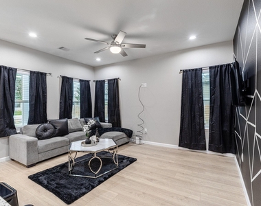 4661 Clover Street - Photo Thumbnail 4