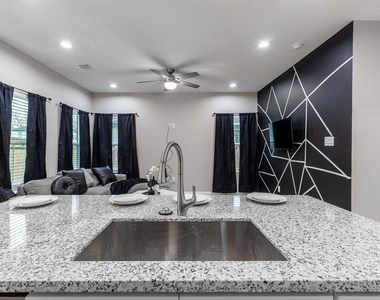 4661 Clover Street - Photo Thumbnail 8