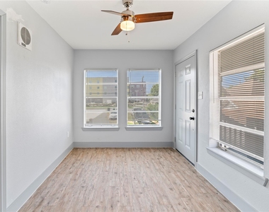 305 Roberts Street - Photo Thumbnail 5