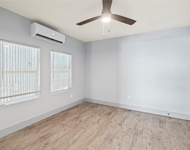 305 Roberts Street - Photo Thumbnail 1