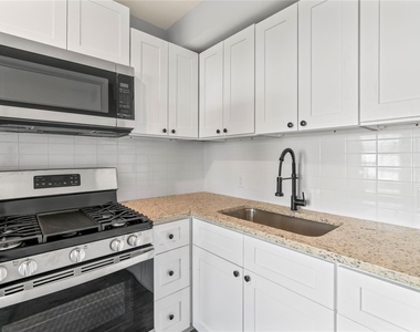 305 Roberts Street - Photo Thumbnail 2
