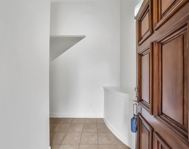 650 Westcross Street - Photo Thumbnail 8