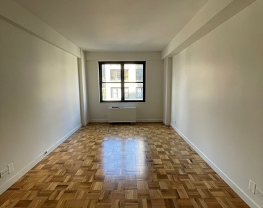 East 49 Street - Photo Thumbnail 10