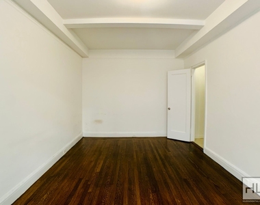 East 46 Street - Photo Thumbnail 2