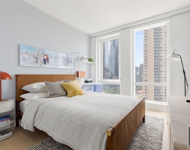 West 38th Street - Photo Thumbnail 3