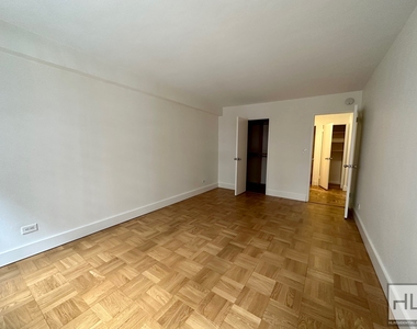 East 63 Street - Photo Thumbnail 5