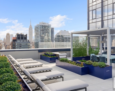 West 38th Street - Photo Thumbnail 4