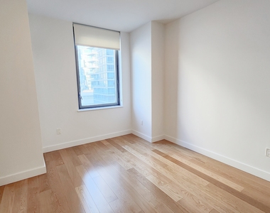 West 57th Street - Photo Thumbnail 2