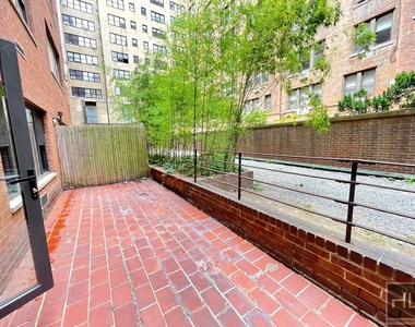 East 56 Street - Photo Thumbnail 7
