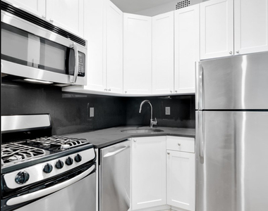 East 95 Street - Photo Thumbnail 7