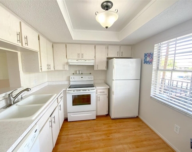 1370 Heather Ridge Boulevard - Photo Thumbnail 2