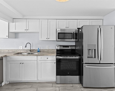 13916 Sommers Avenue - Photo Thumbnail 6