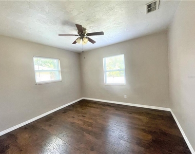 5036 Oxford Avenue N - Photo Thumbnail 8