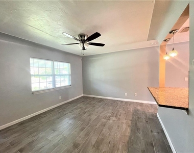 5036 Oxford Avenue N - Photo Thumbnail 7