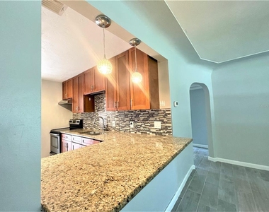 5036 Oxford Avenue N - Photo Thumbnail 6