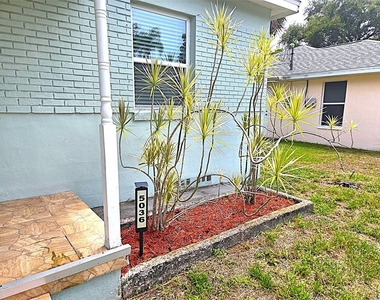 5036 Oxford Avenue N - Photo Thumbnail 23