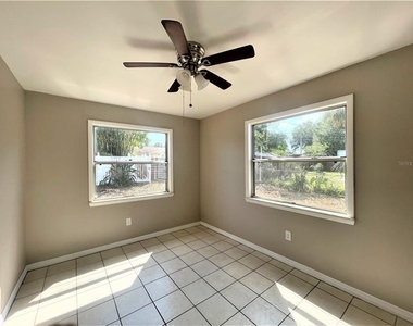 5036 Oxford Avenue N - Photo Thumbnail 9
