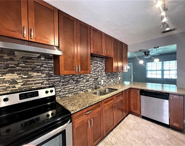 5036 Oxford Avenue N - Photo Thumbnail 4