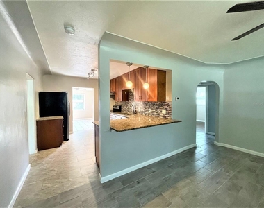 5036 Oxford Avenue N - Photo Thumbnail 5