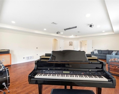 2734 Silvermoss Drive - Photo Thumbnail 36