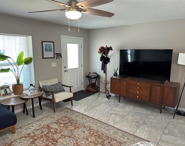 1119 Beverly Avenue - Photo Thumbnail 4