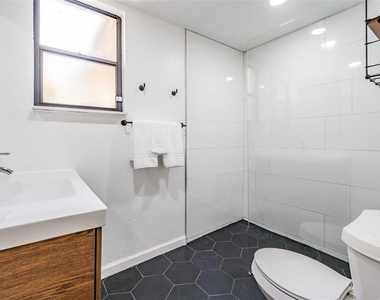 2325 W Green Street - Photo Thumbnail 5