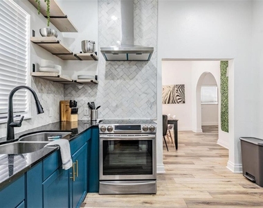 2325 W Green Street - Photo Thumbnail 3