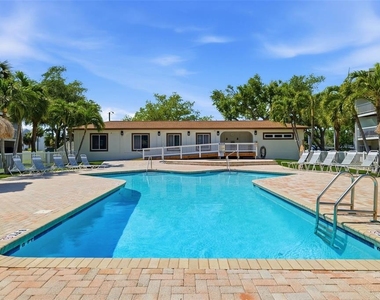 381 Madeira Circle - Photo Thumbnail 28