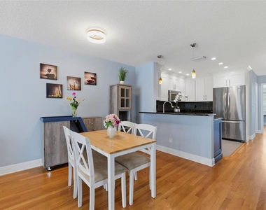 381 Madeira Circle - Photo Thumbnail 8