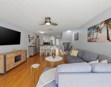 381 Madeira Circle - Photo Thumbnail 7