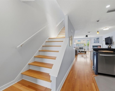 381 Madeira Circle - Photo Thumbnail 15