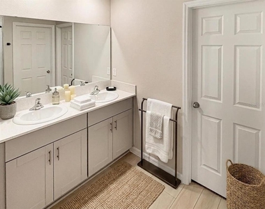 2279 Canyon Oak Drive - Photo Thumbnail 9