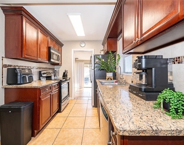 944 Halstead Street - Photo Thumbnail 11