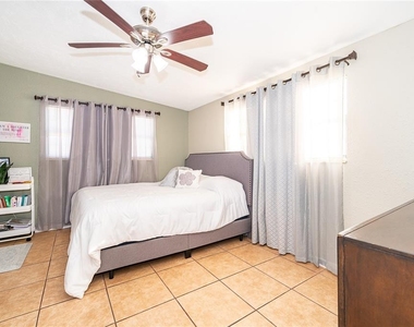 944 Halstead Street - Photo Thumbnail 9